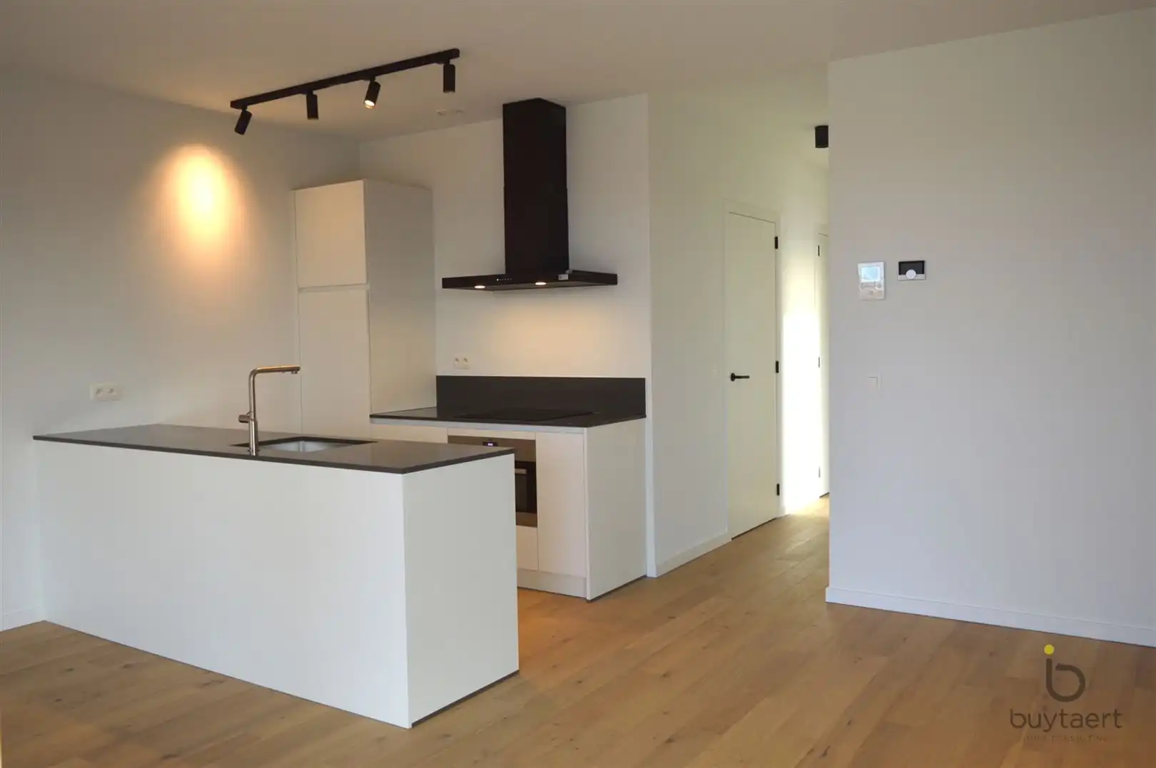 Nieuwbouw appartement met ruim terras en parking te Zoersel. foto {{pictureIndex}}