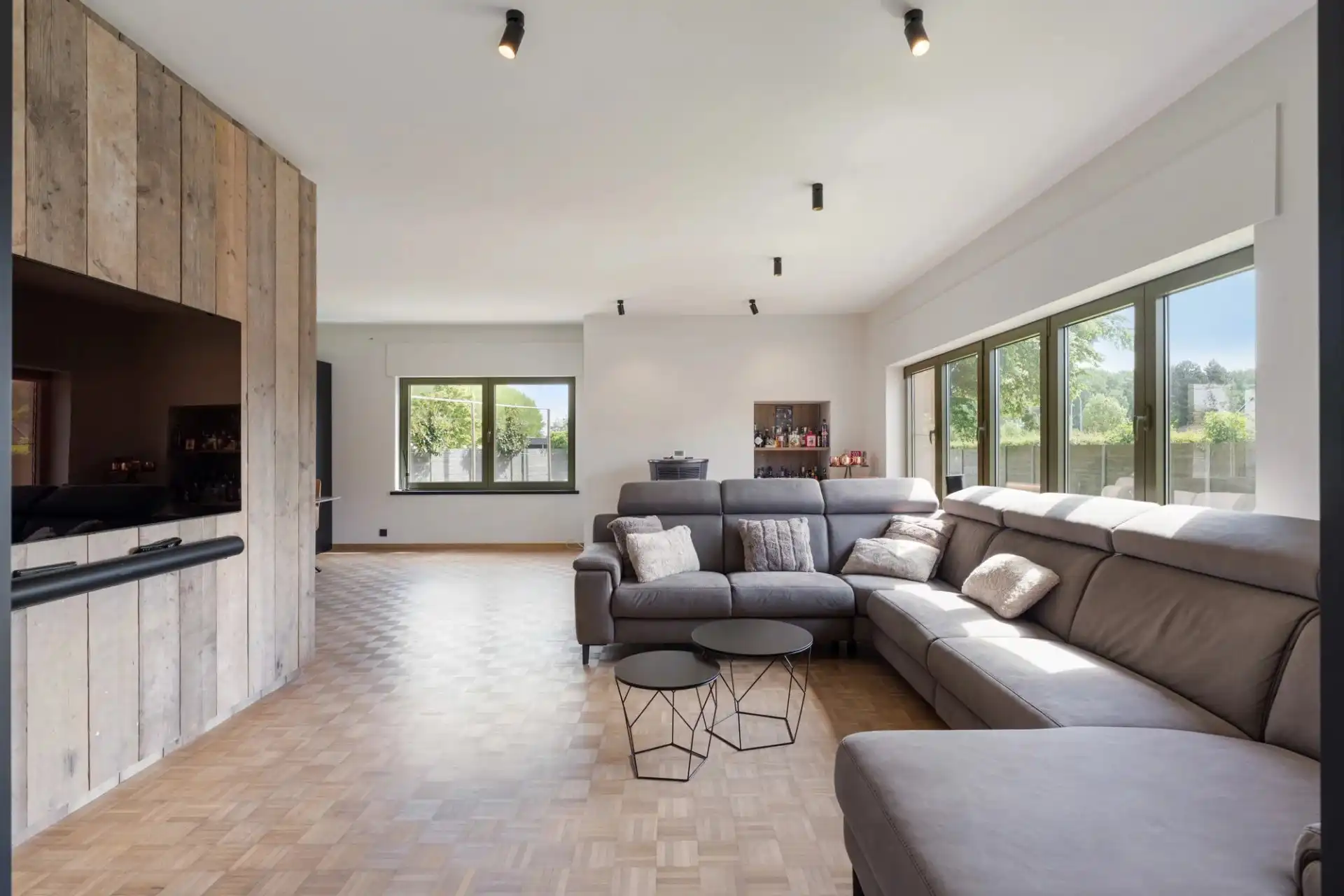 Vernieuwde gezinswoning met tuin en dubbele garage te Herk-de-Stad foto {{pictureIndex}}