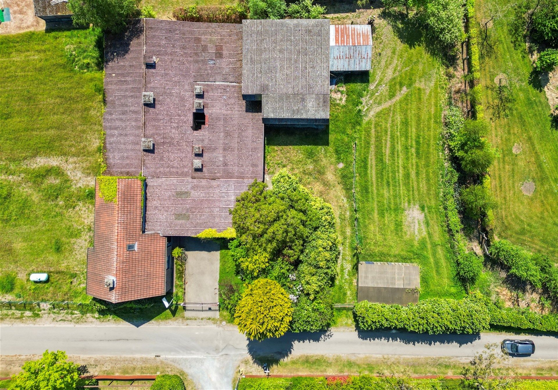 Verzorgde woning met garage en grote bijgebouwen op prachtig perceel van 2435m².  foto 16