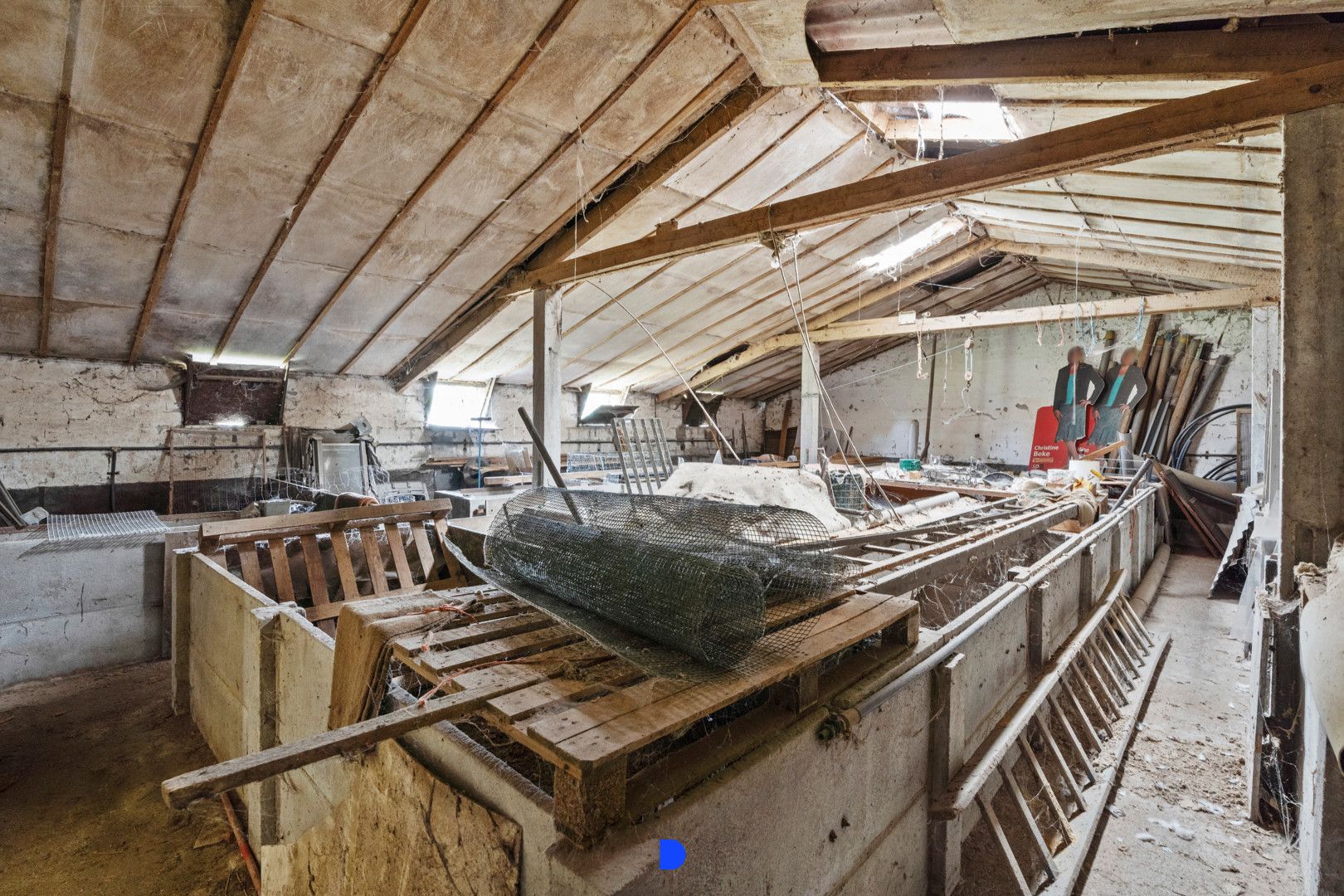 Half open woning met stalling/loods. foto 25