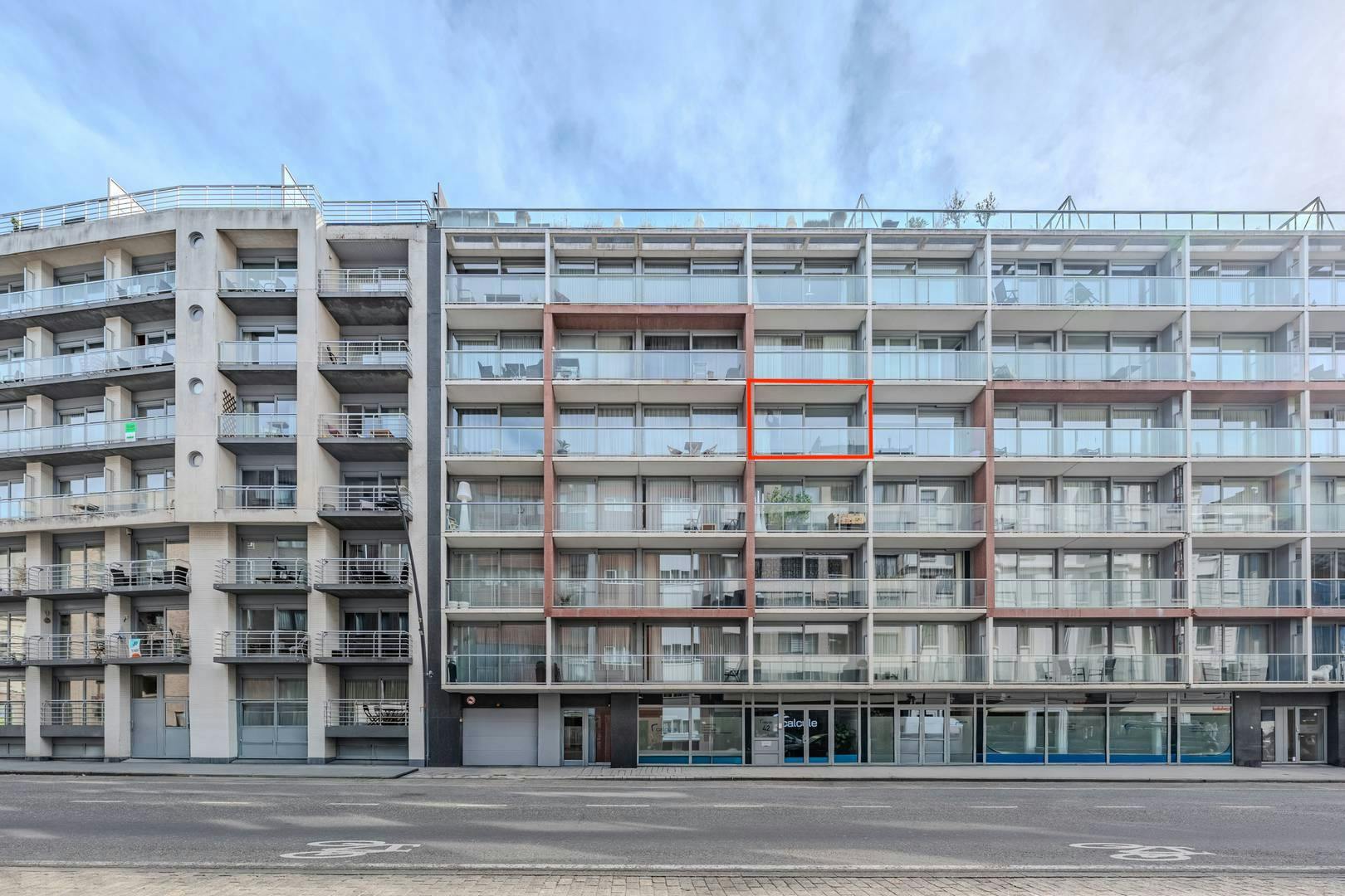 Instapklaar 2-slaapkamerappartement met terras in Oostende foto 3