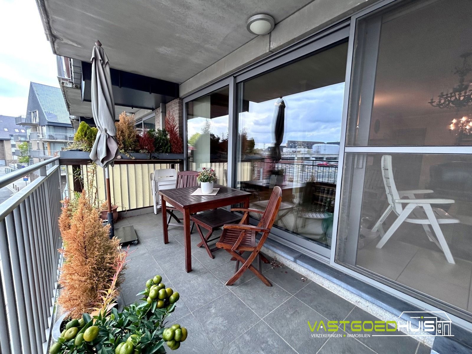 Instapklaar tweeslaapkamerappartement met terras en garage foto 18