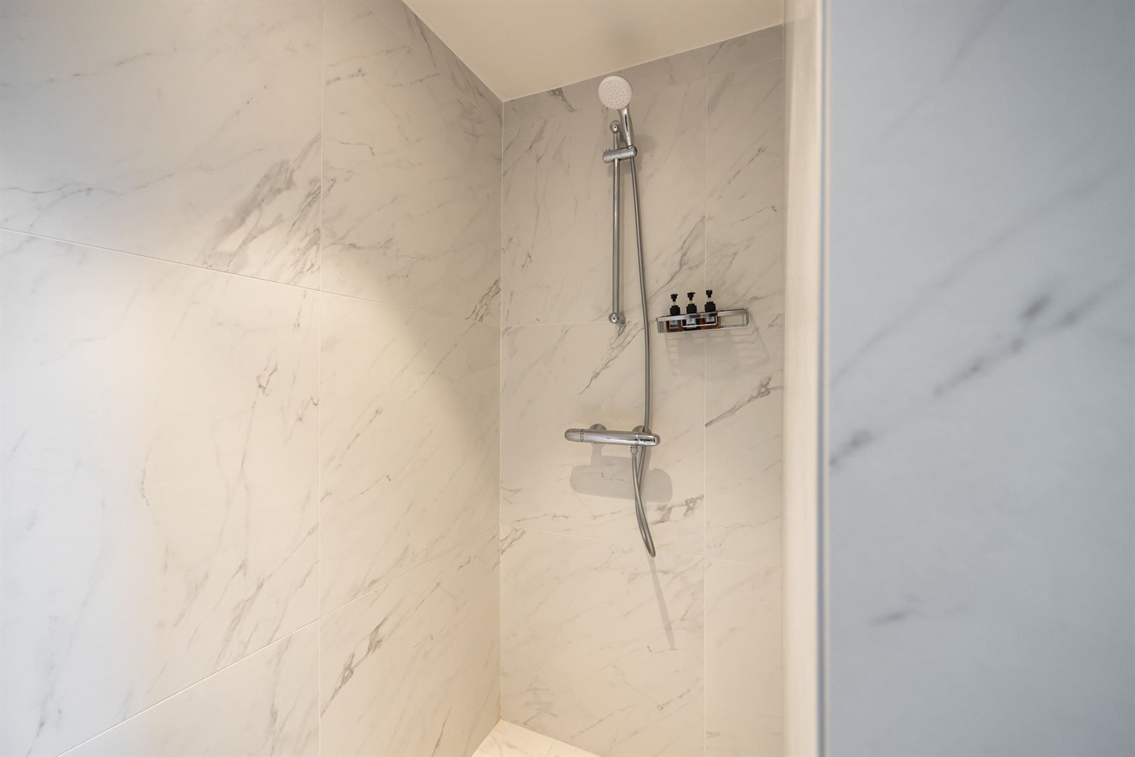 Een luxueus ingerichte woning met 7 slaapkamers en zwembad. foto 19