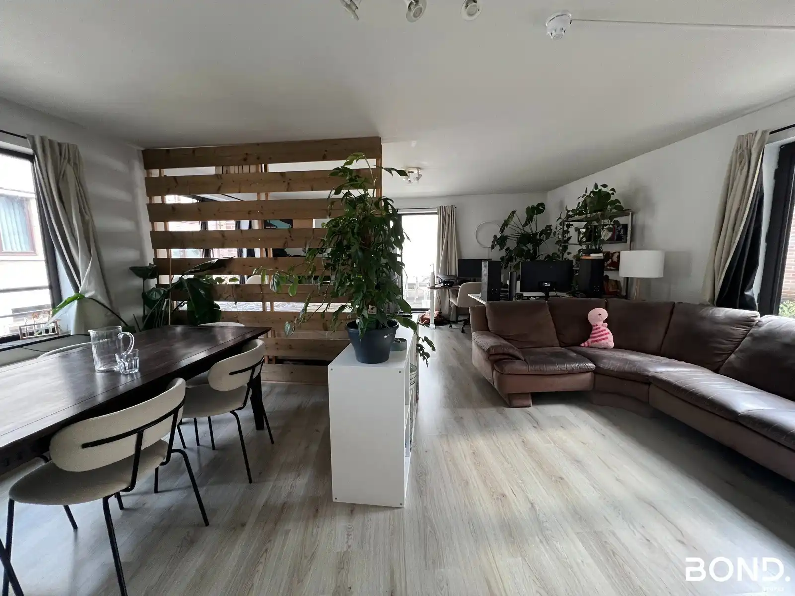Zeer ruime STUDENTEN studio  met terras te huur in Leuven centrum foto 2