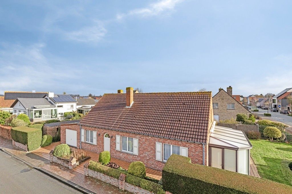 ADINKERKE: Zonnige bungalow/villa op mooie hoekligging met 2 slaapkamers en badkamer op het gelijkvloers, ruime garage en onderhoudsvriendelijke tuin op 633m² grondopp. foto 2