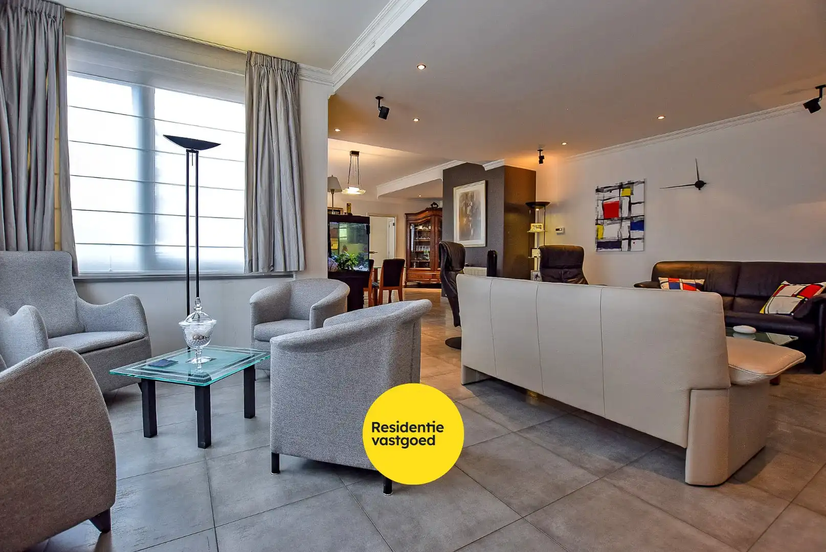 Prachtig onderhouden gelijkvloersappartement van maar liefst 175m² gelegen op 50m van het strand te Sint-Idesbald. foto 2