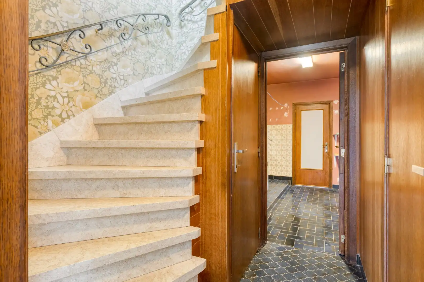 Kloeke woning met tuin en grote garage! foto 7