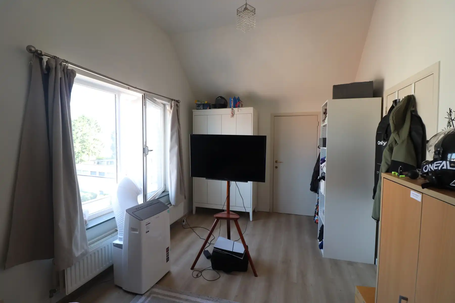 Ruim 1-slaapkamerappartement (121m²) met lift, terras, garage en autostaanplaats. foto 9
