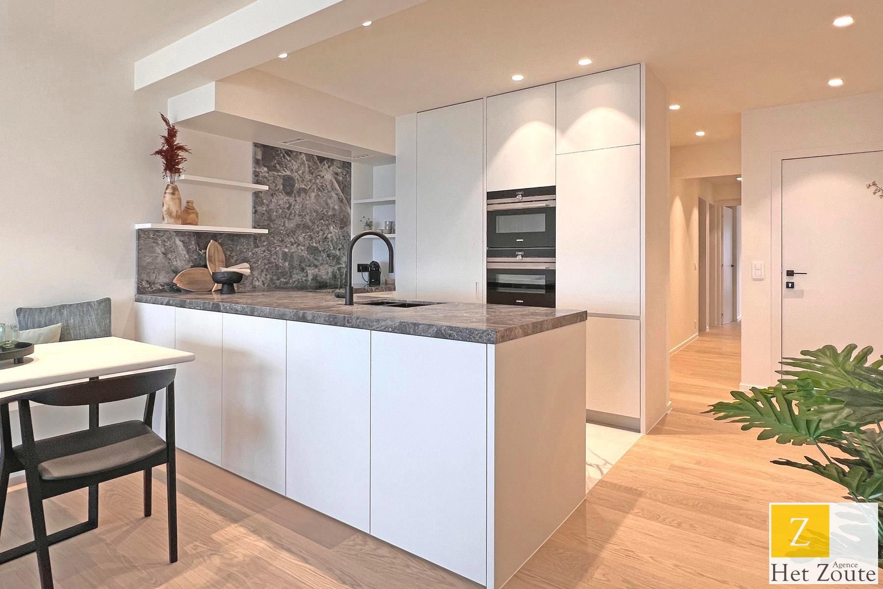 Uitstekend gerenoveerd appartement met frontaal zeezicht foto 5