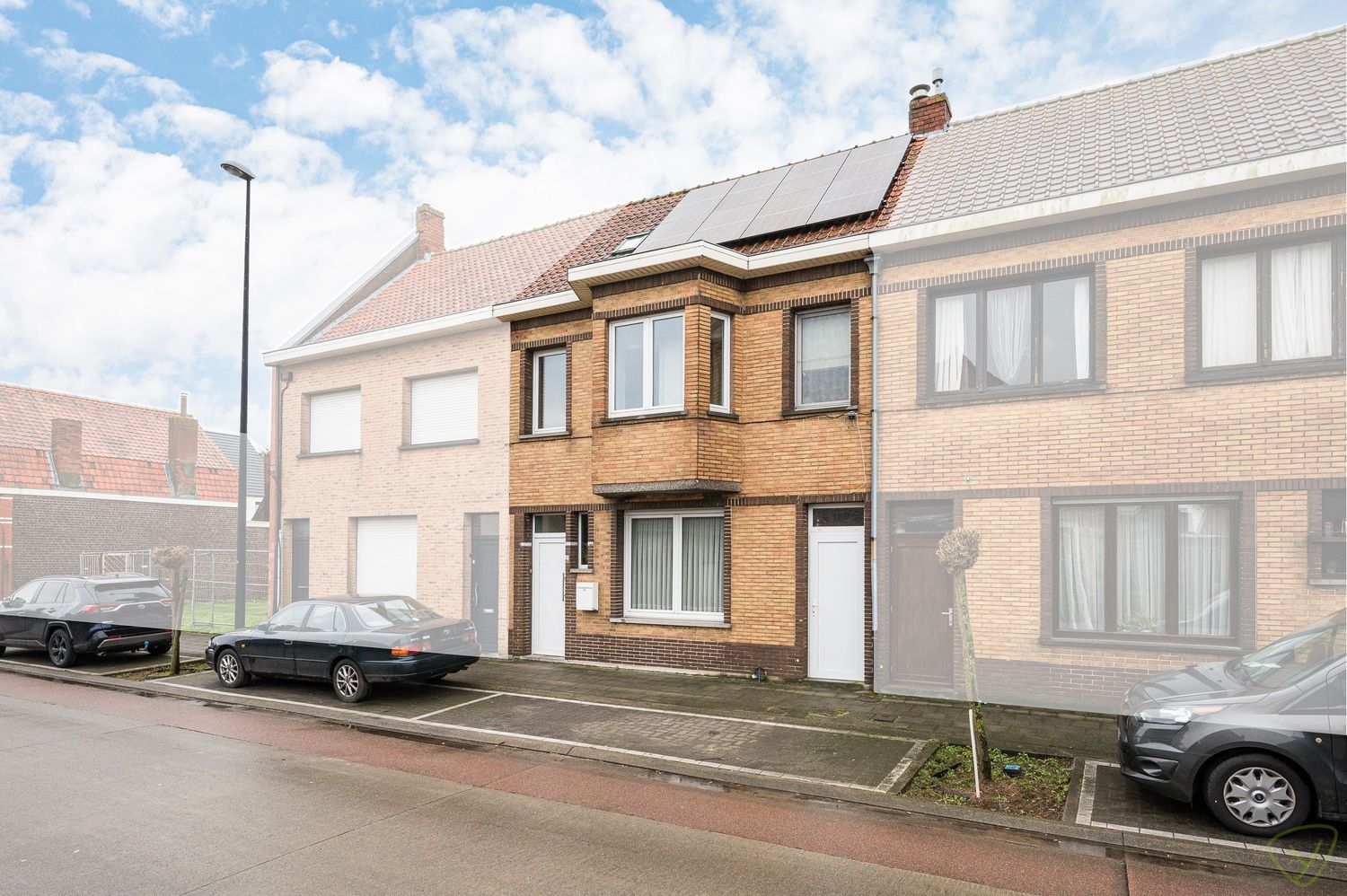 Volledig instapklare woning met ruime tuin in Adegem foto {{pictureIndex}}