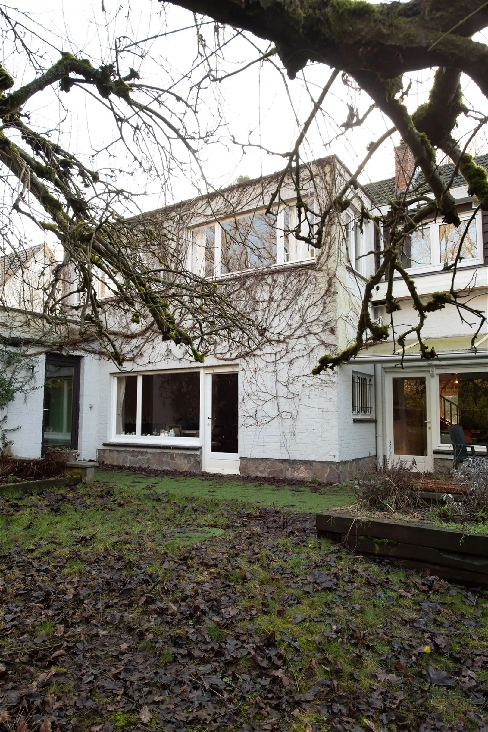 Veel renovatiepotentieel in ruime rustig gelegen familiewoning midden in het groen! foto 47