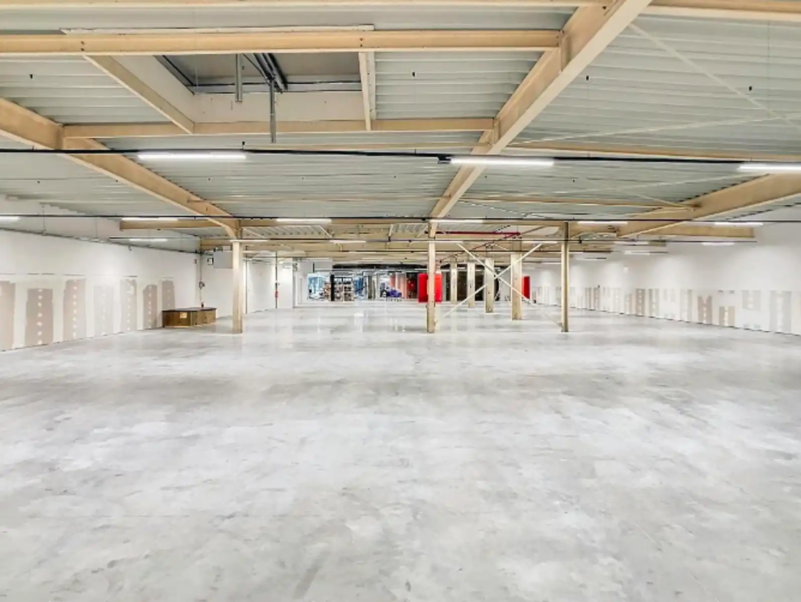 Handelsruimte 1.200 m² te huur in topstraat Izegem foto 2