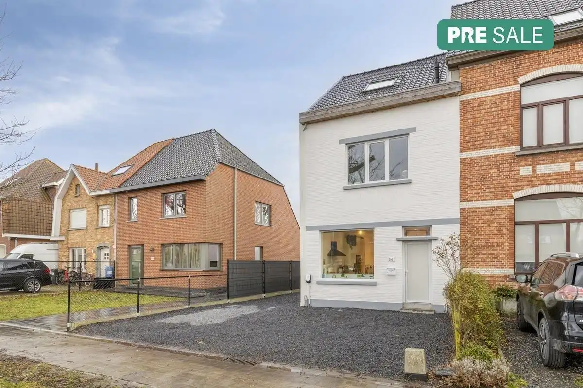 Instapklare halfopen woning te koop in Brugge met ruime tuin foto 2
