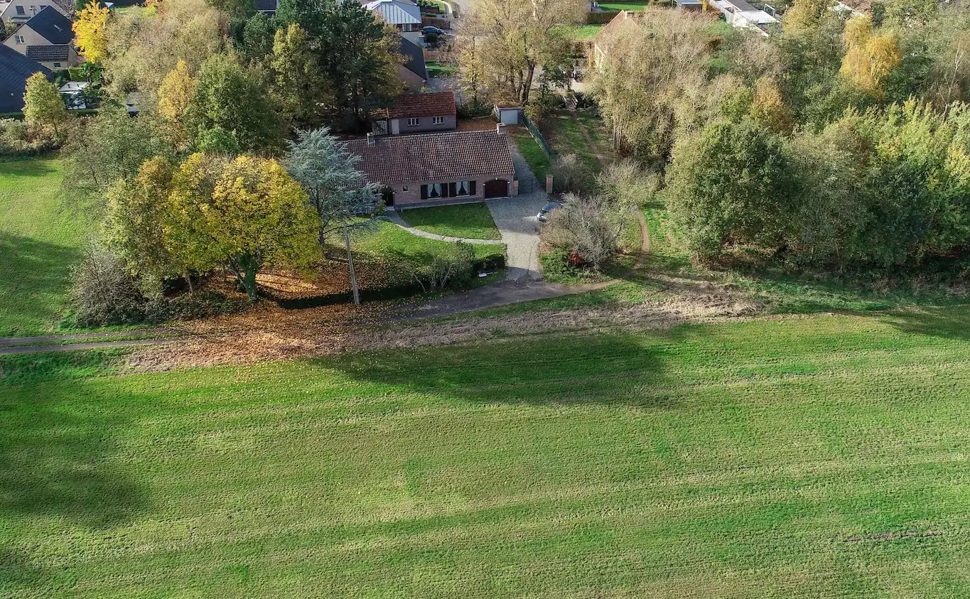 Hoofdfoto van de publicatie: Rustig gelegen alleenstaande woning met westgerichte tuin en unieke bouwvergunning
