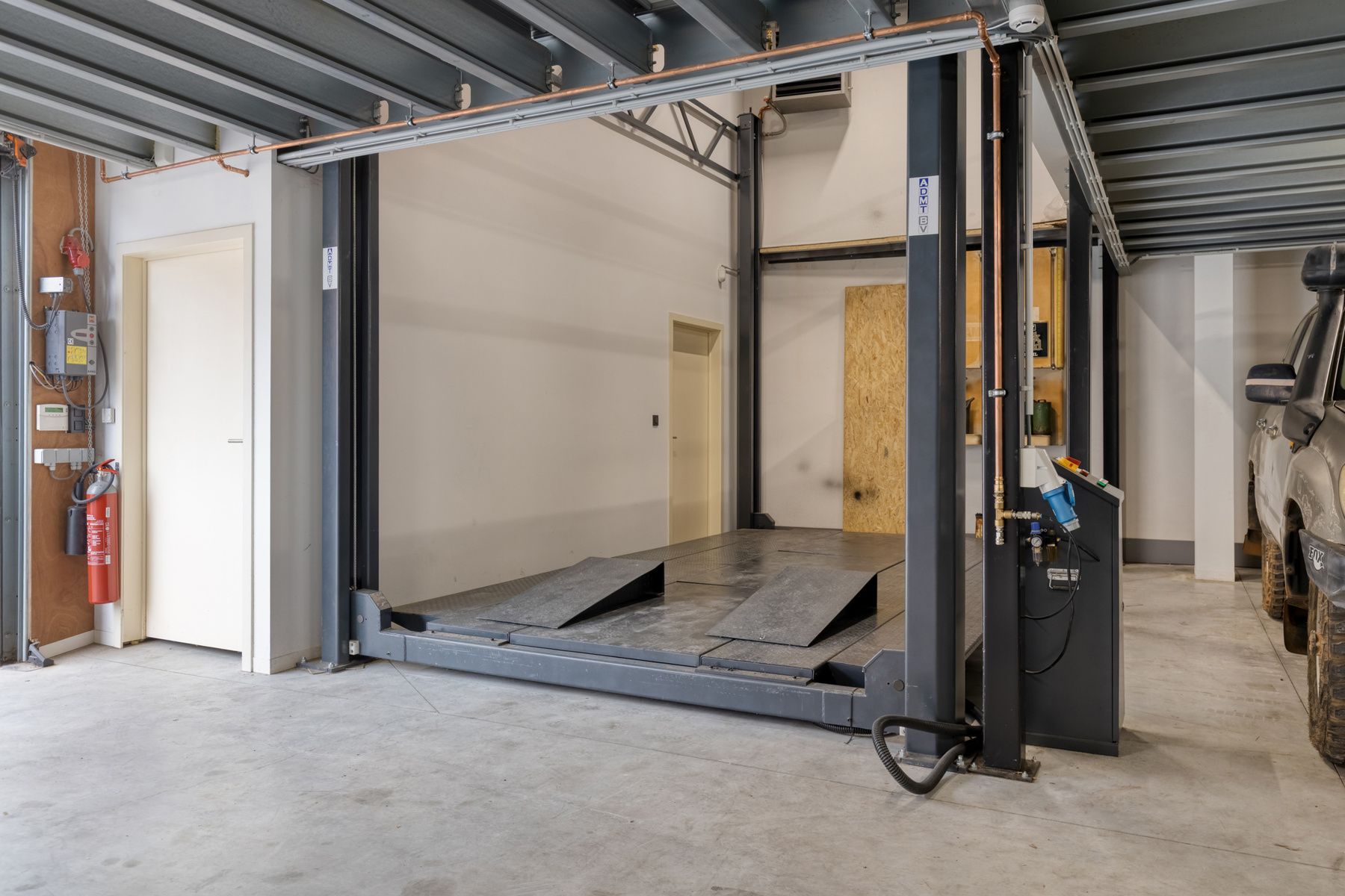 Recent vernieuwde loods met bovenliggend luxe appartement ! foto 15