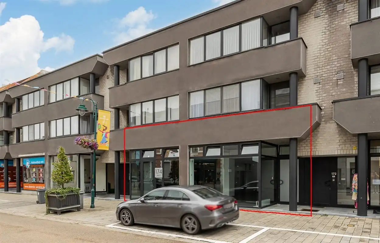 HANDELSGELIJKVLOERS MET PARKING foto {{pictureIndex}}