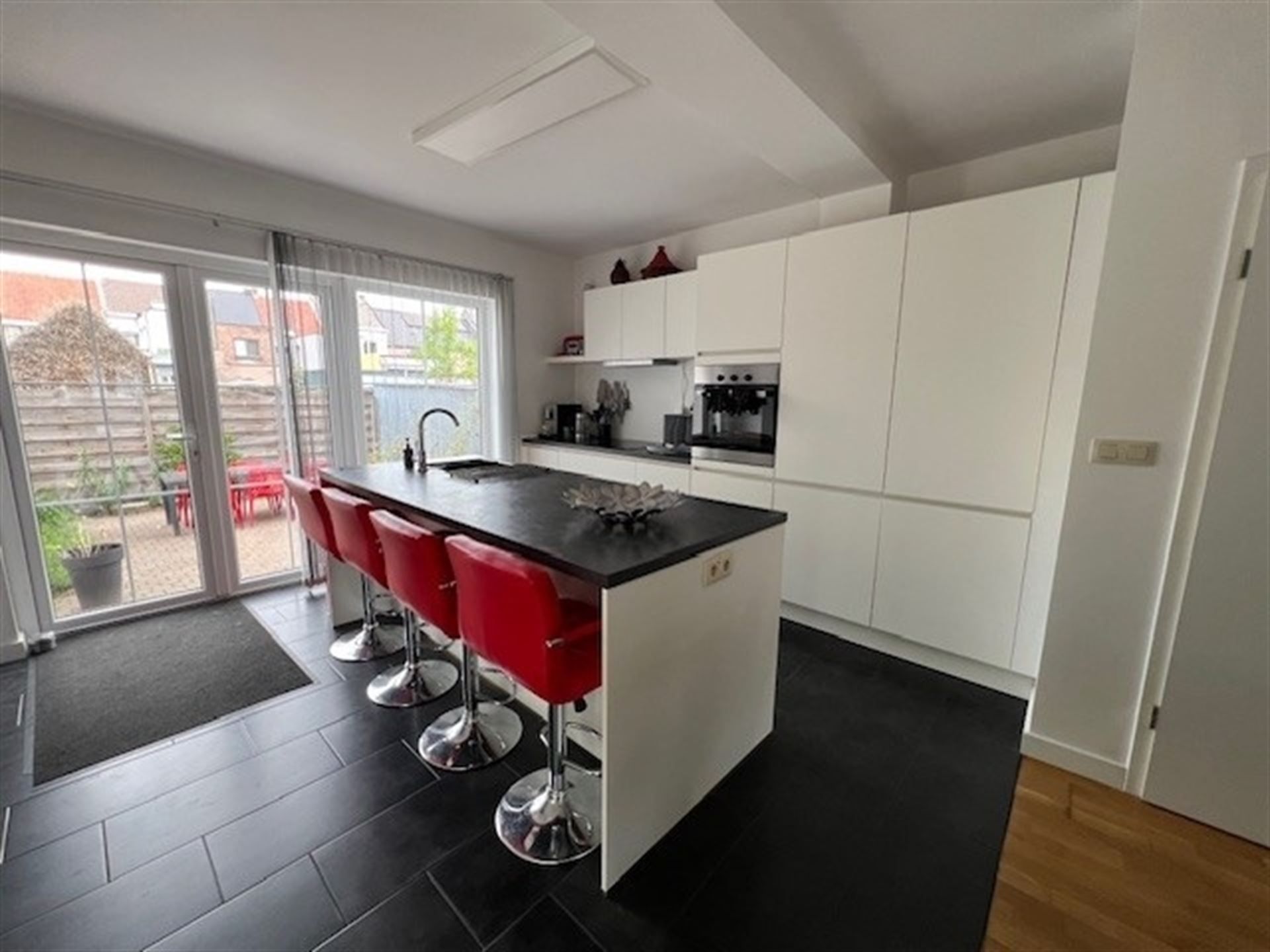 charmante woning met garage en gezellige tuin! foto 6