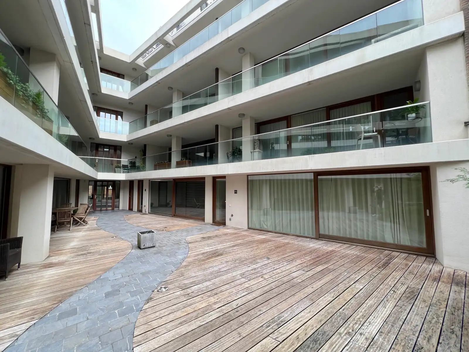 Modern appartement met 2 slpks, terras en autostaanplaats foto 19