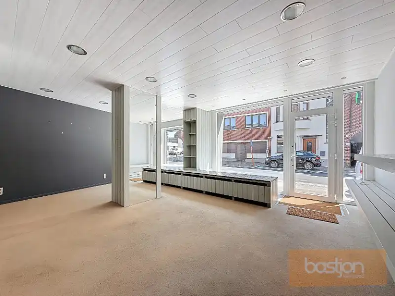 🏡 Te Koop in het Hart van Zwevegem – Handelspand met Woonst en Garage! foto 4