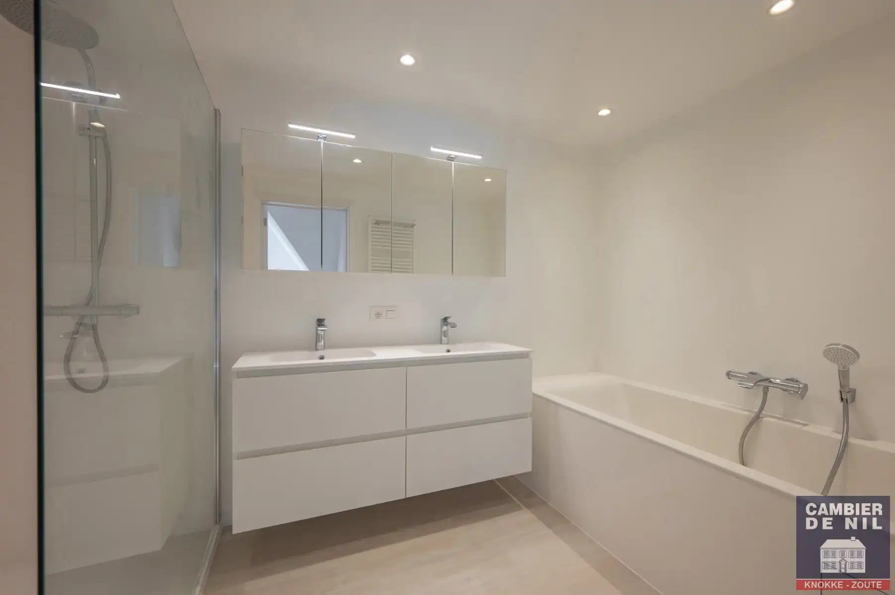 Gerenoveerde, ongemeubelde koppelvilla met zuidgerichte tuin palend aan de golf - Zoute foto 38