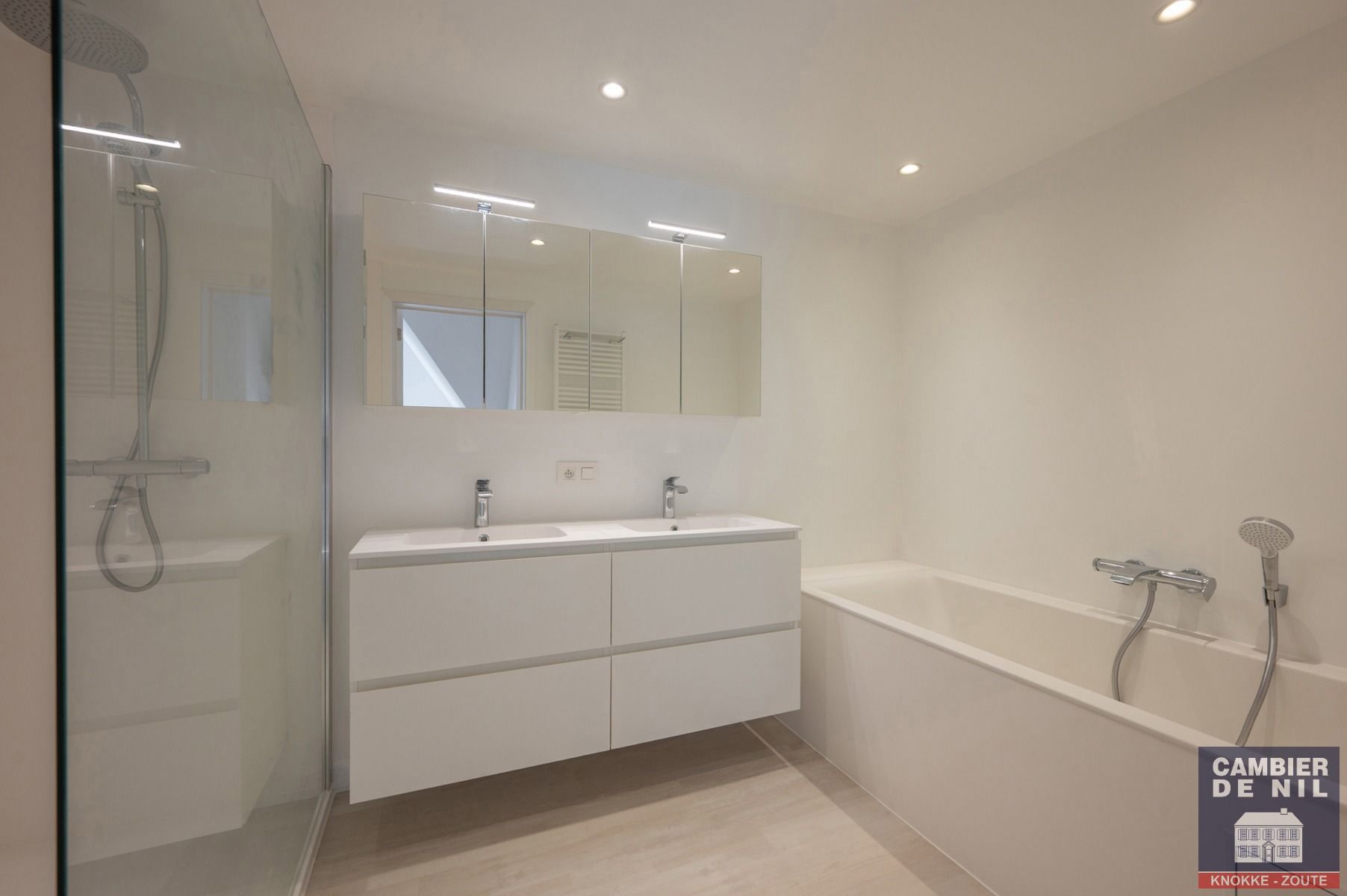 Gerenoveerde, ongemeubelde koppelvilla mmet zuidgerichte tuin - Zoute foto 38