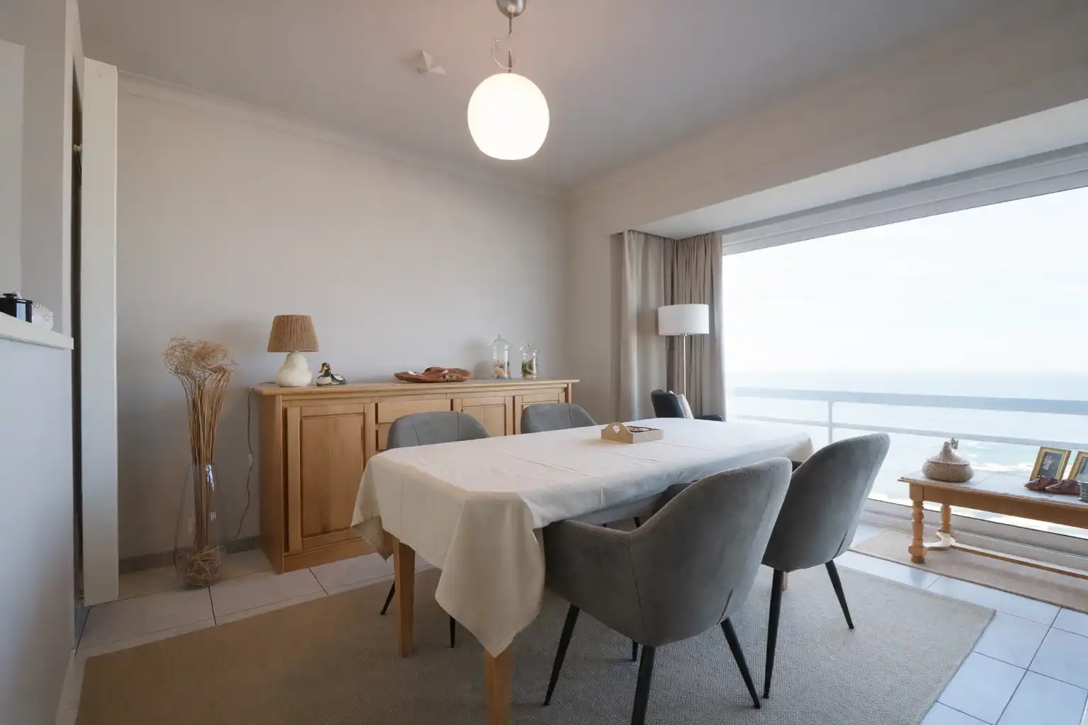 Bijzonder ruim (90 m²), hedendaags 2-slaapkamerappartement met prachtig frontaal zicht op zee.  foto 3