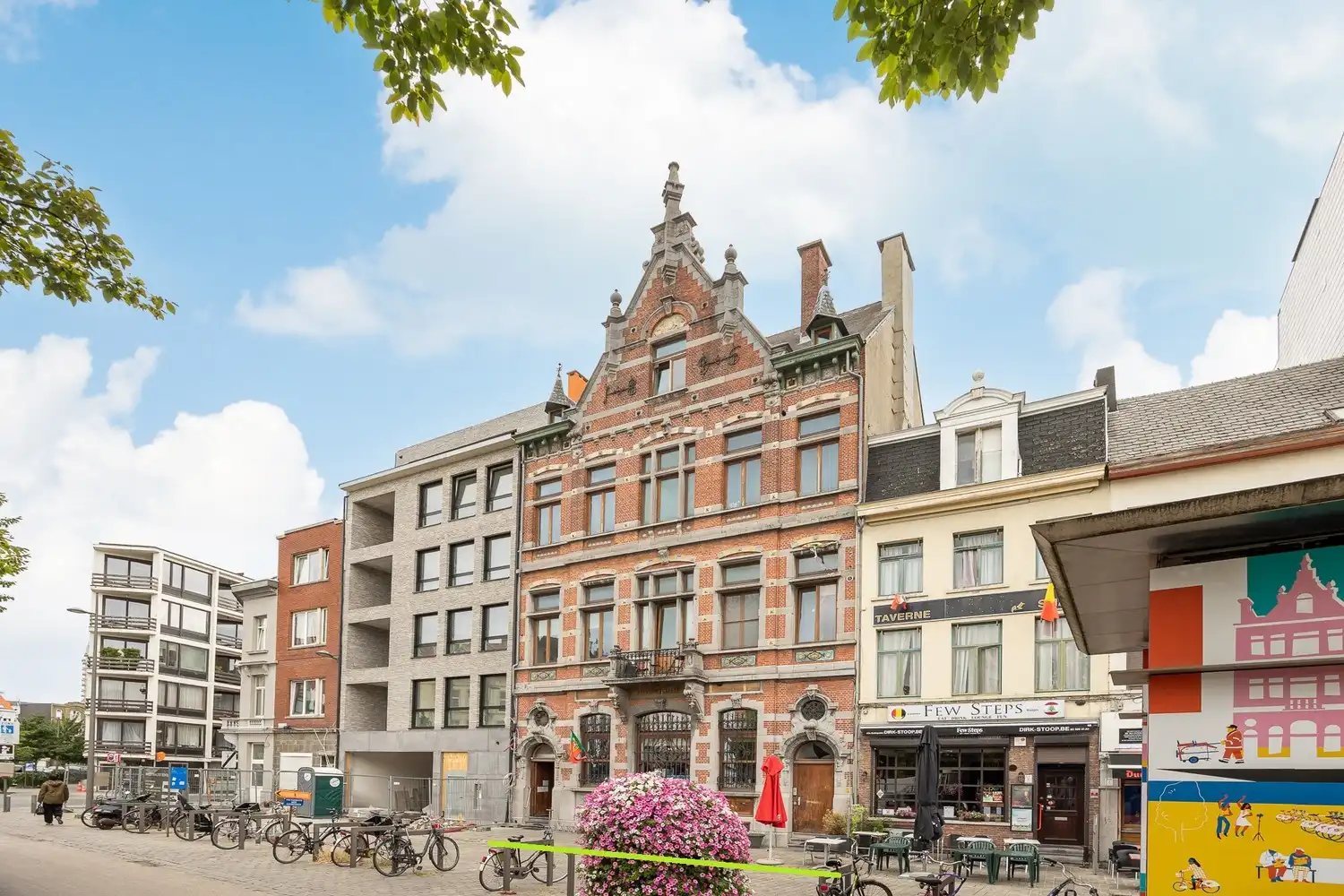 Prachtig en uniek vergunde opbrengsteigendom (BAR 6%) in historisch en gerenoveerd postgebouw te Antwerpen 2060 foto {{pictureIndex}}
