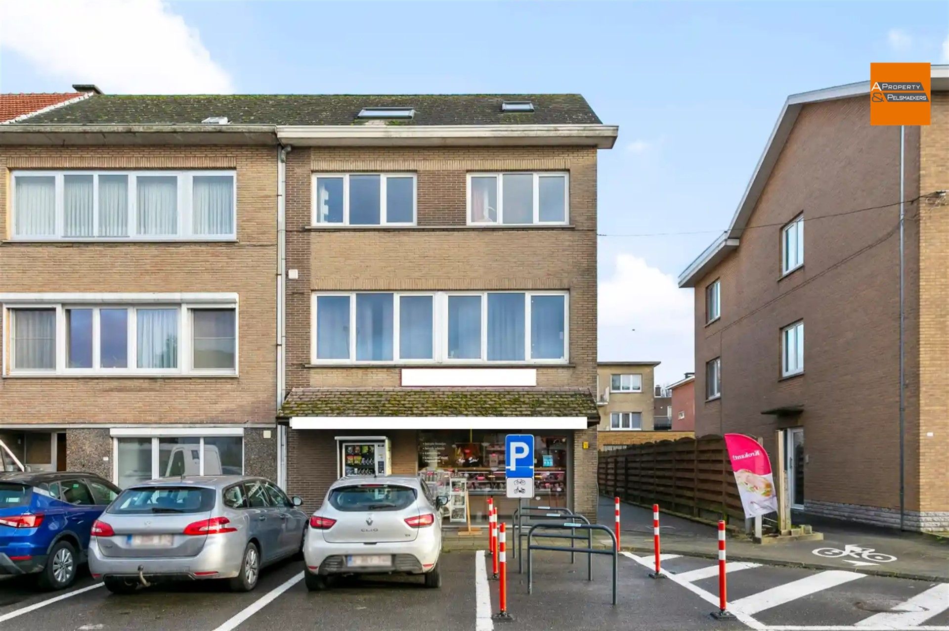 Opbrengstpand: handelsruimte met 2 appartementen foto 1