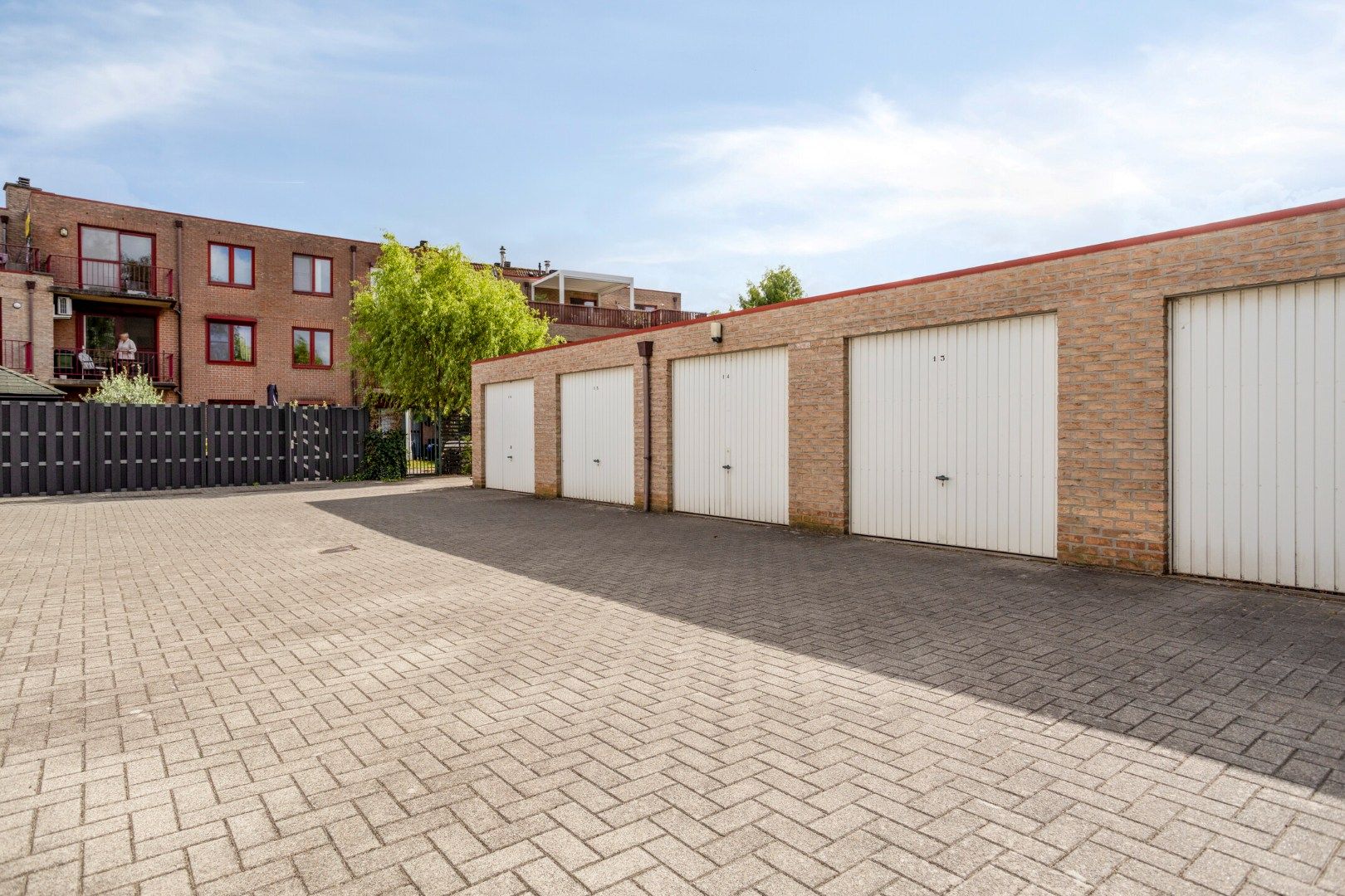 Ruim en goed onderhouden 2 slpk appartement met terras en garage foto 22