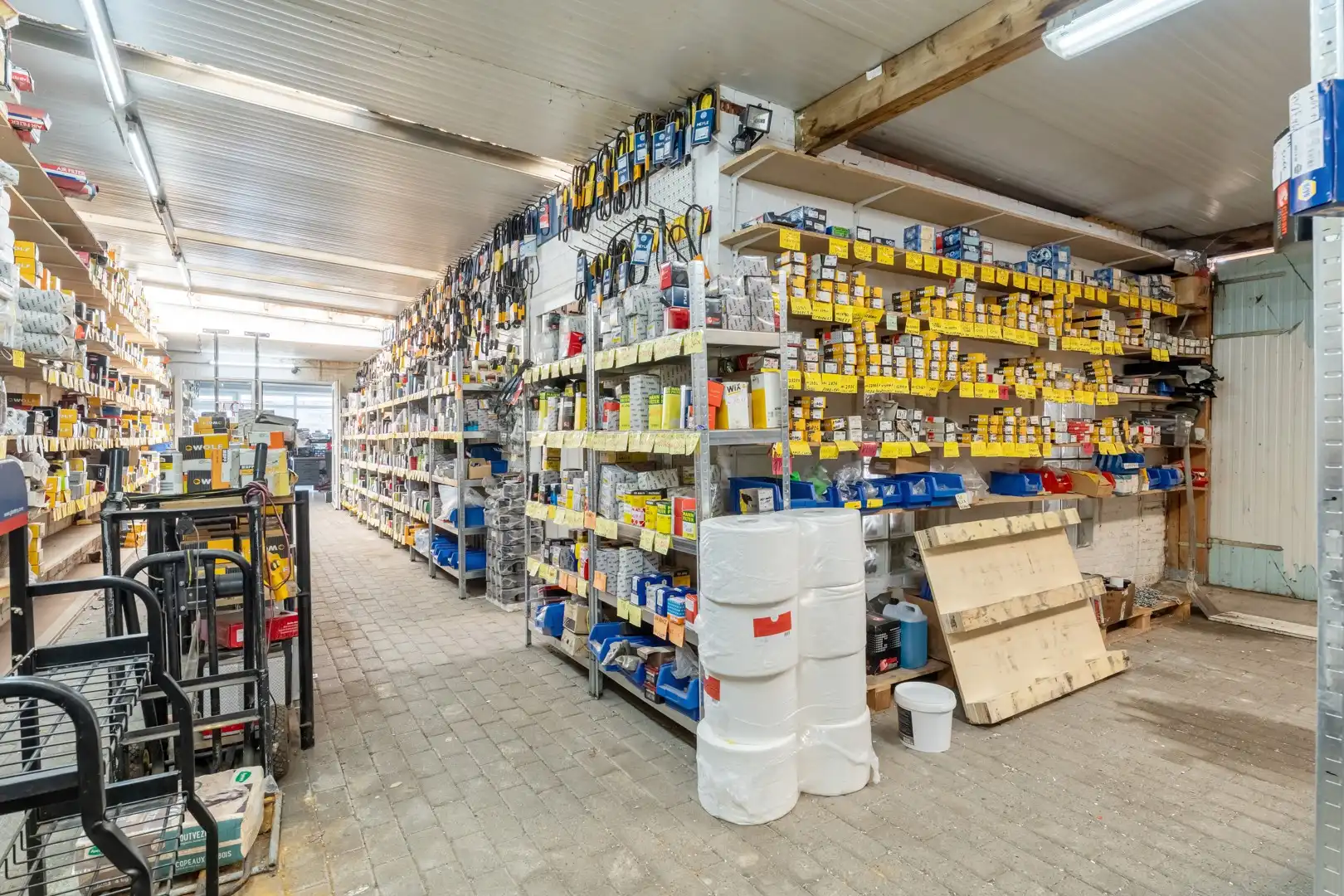 🏢 Handelspand met 2 appartementen, polyvalente ruimte en ruim perceel van 11a 19ca te koop foto 5