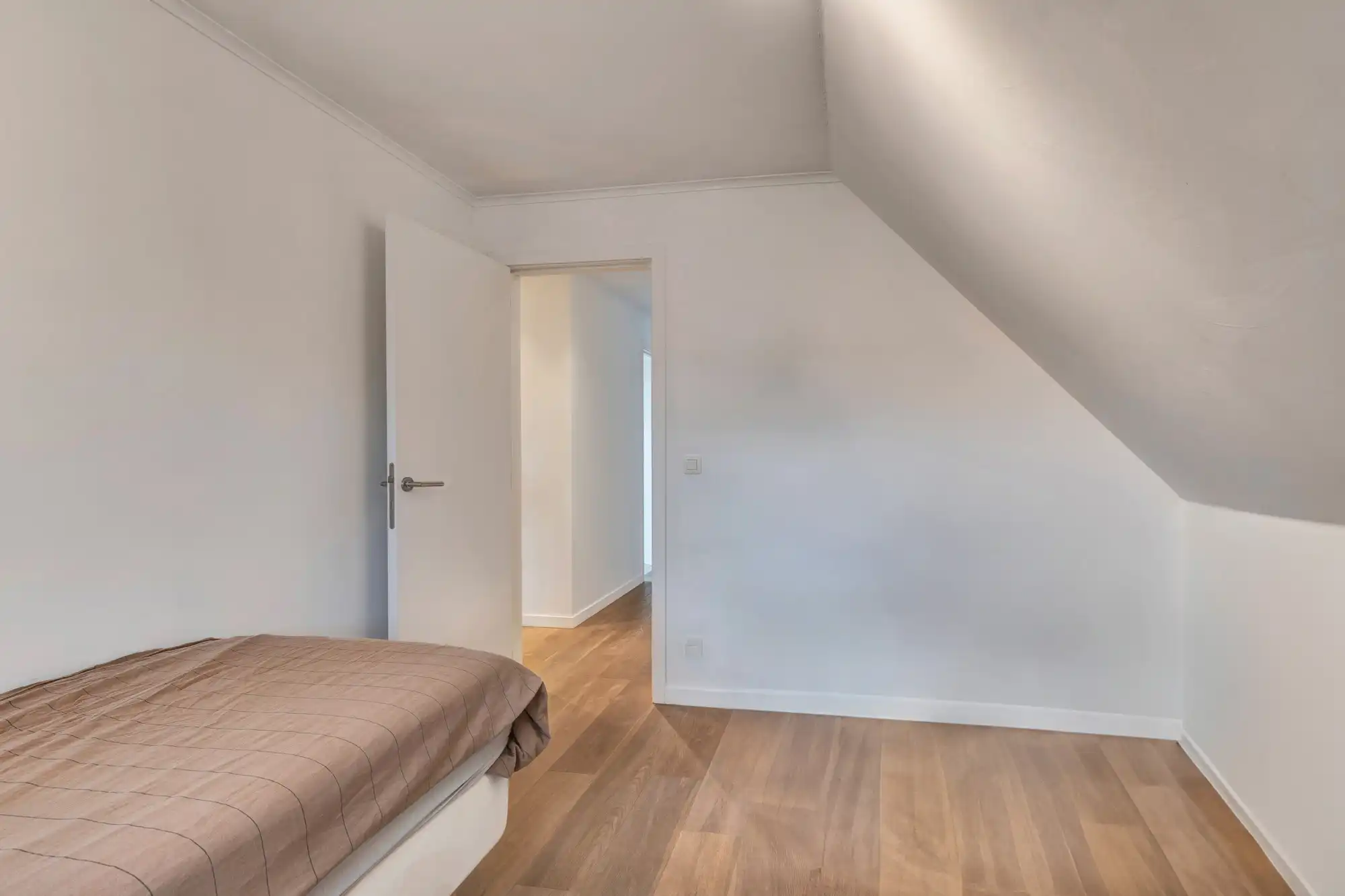 Woning met zwembad en zonnepanelen op toplocatie foto 24