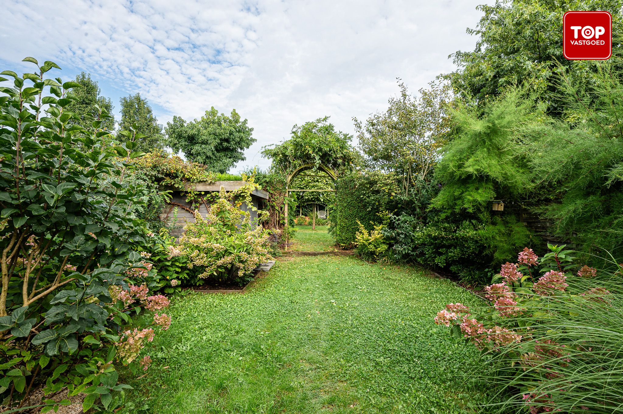 Instapklare gezinswoning met een garage en een prachtige groene Tuin foto 20