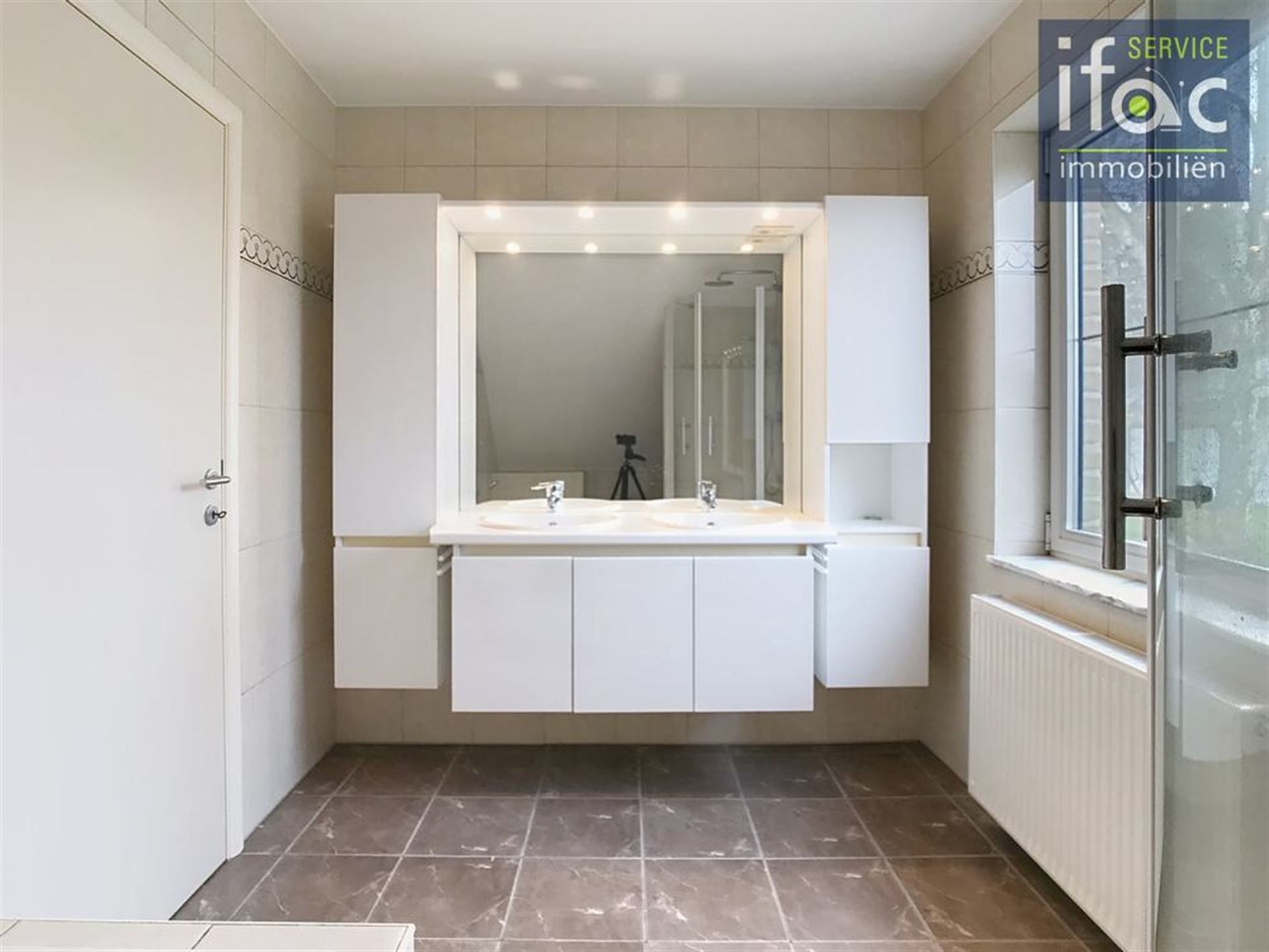 Villa met 4 slaapkamers, 2 badkamers, tuin en garages foto 16