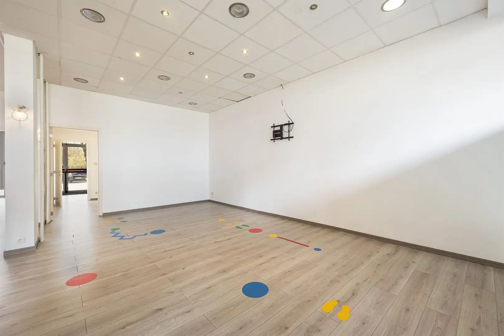 Veelzijdige commerciële ruimte met privé parkeerplaatsen  foto 7