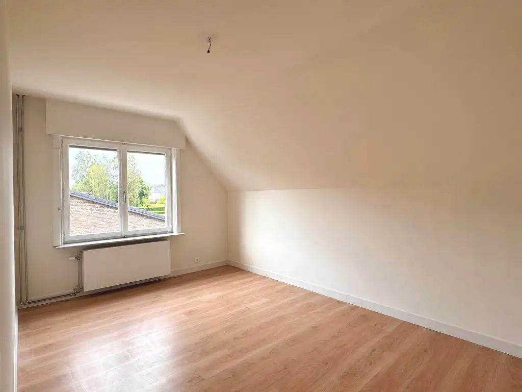 Deze rustig gelegen, alleenstaande woning onderging een grondige renovatie en werd uitgerust met zonnepanelen, vernieuwde beglazing, nieuwe radiatoren, een vernieuwde badkamer en aangelegde oprit. foto 13