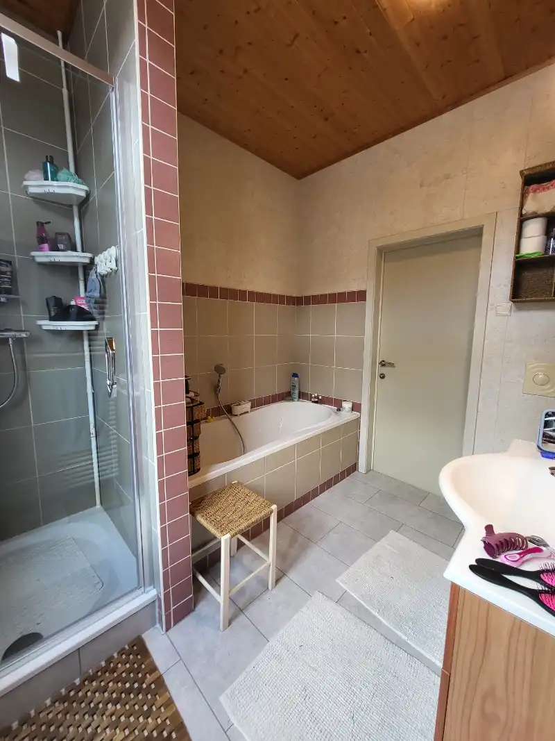 Vernieuwde 4-slaapkamerwoning met ruim TERRAS te huur in Brugge foto 5