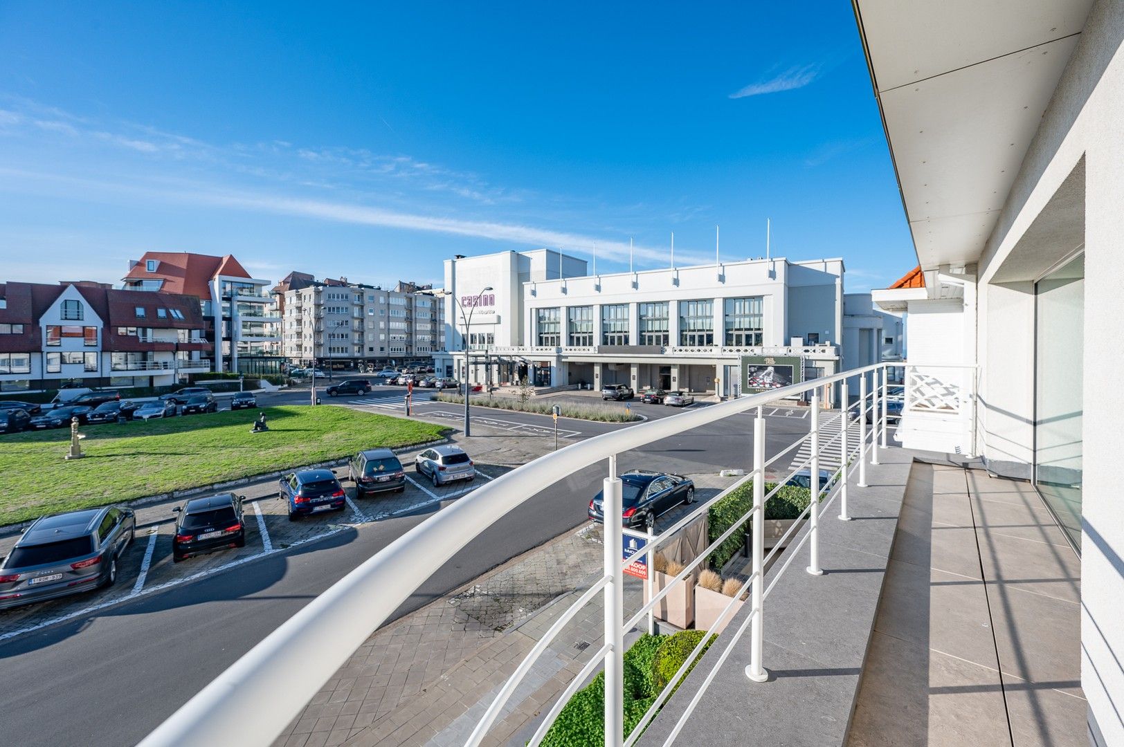 Prachtige lichtrijke villa op enkele stappen van de zee en het strand. Unieke ligging met parking voor 8 wagens. foto 25