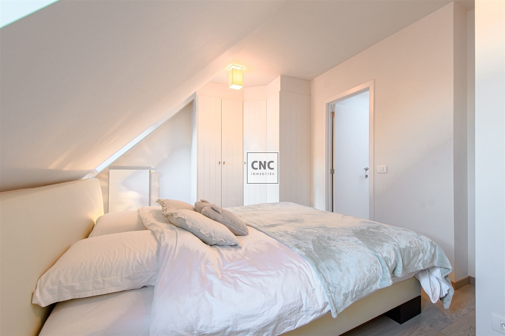 Prachtig afgewerkt en lichtrijk duplex-appartement in het hart van Knokke, gelegen aan de zonnekant van de Zoutelaan, vlakbij de Lippenslaan. foto 15