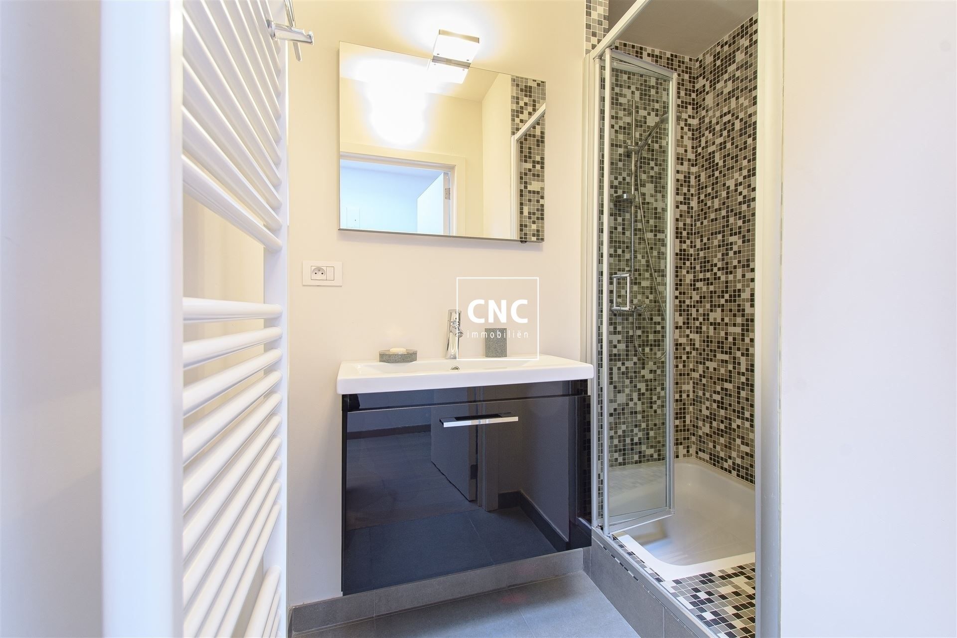 Prachtig afgewerkt en lichtrijk duplex-appartement in het hart van Knokke, gelegen aan de zonnekant van de Zoutelaan, vlakbij de Lippenslaan. foto 15