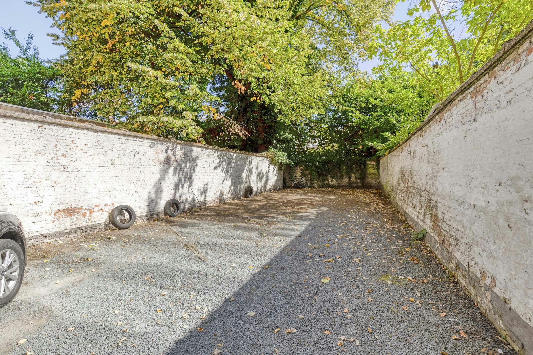 Op te frissen appartement met terras te koop in Berchem foto 14