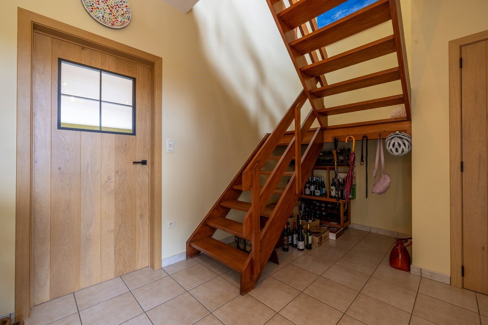 Leuke, ruime woning met 3 slk, garage en tuintje foto 2