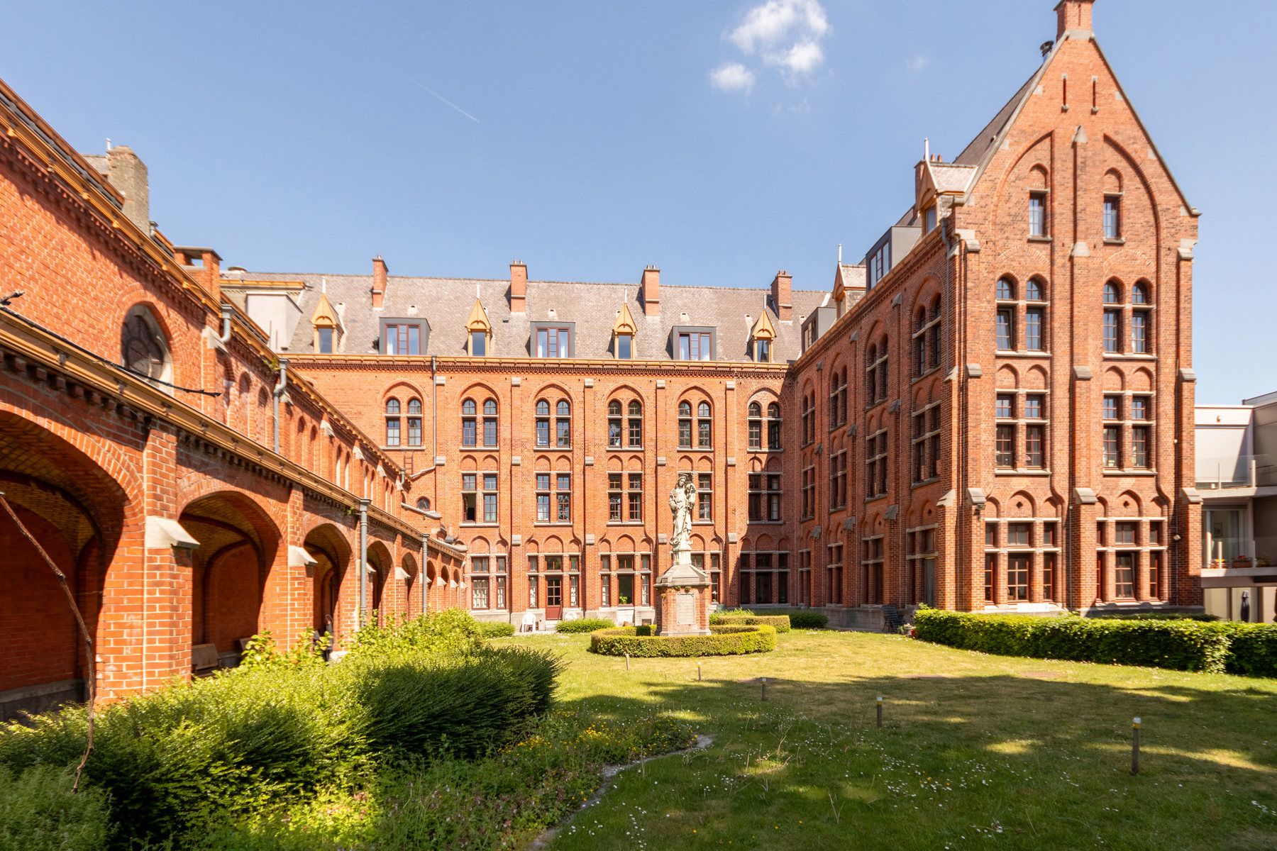 Assistentieflat met kelder in centrum Halle foto {{pictureIndex}}