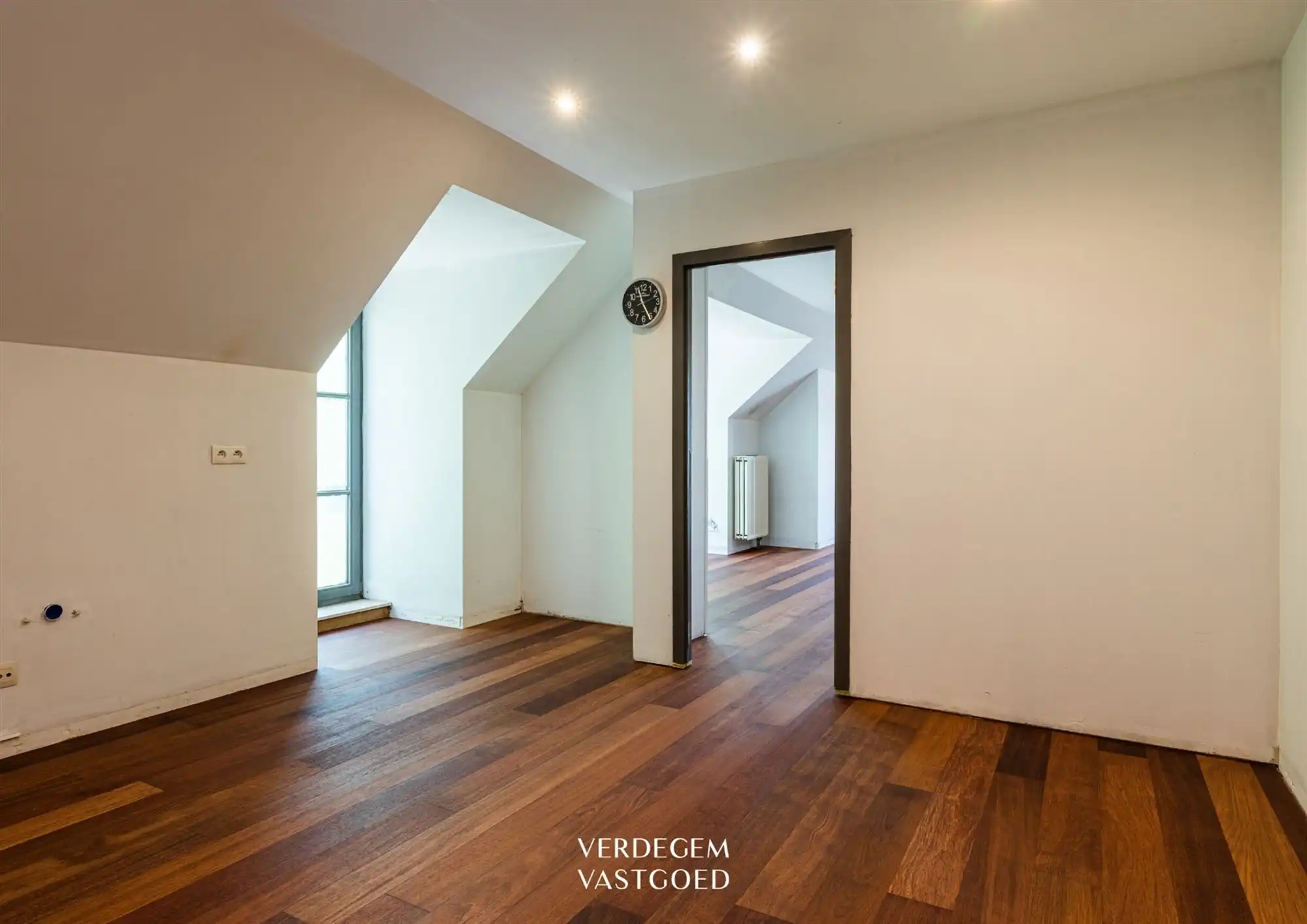 Uiterst commercieel gelegen handelspand met woonst voor horeca of kantoren foto 26