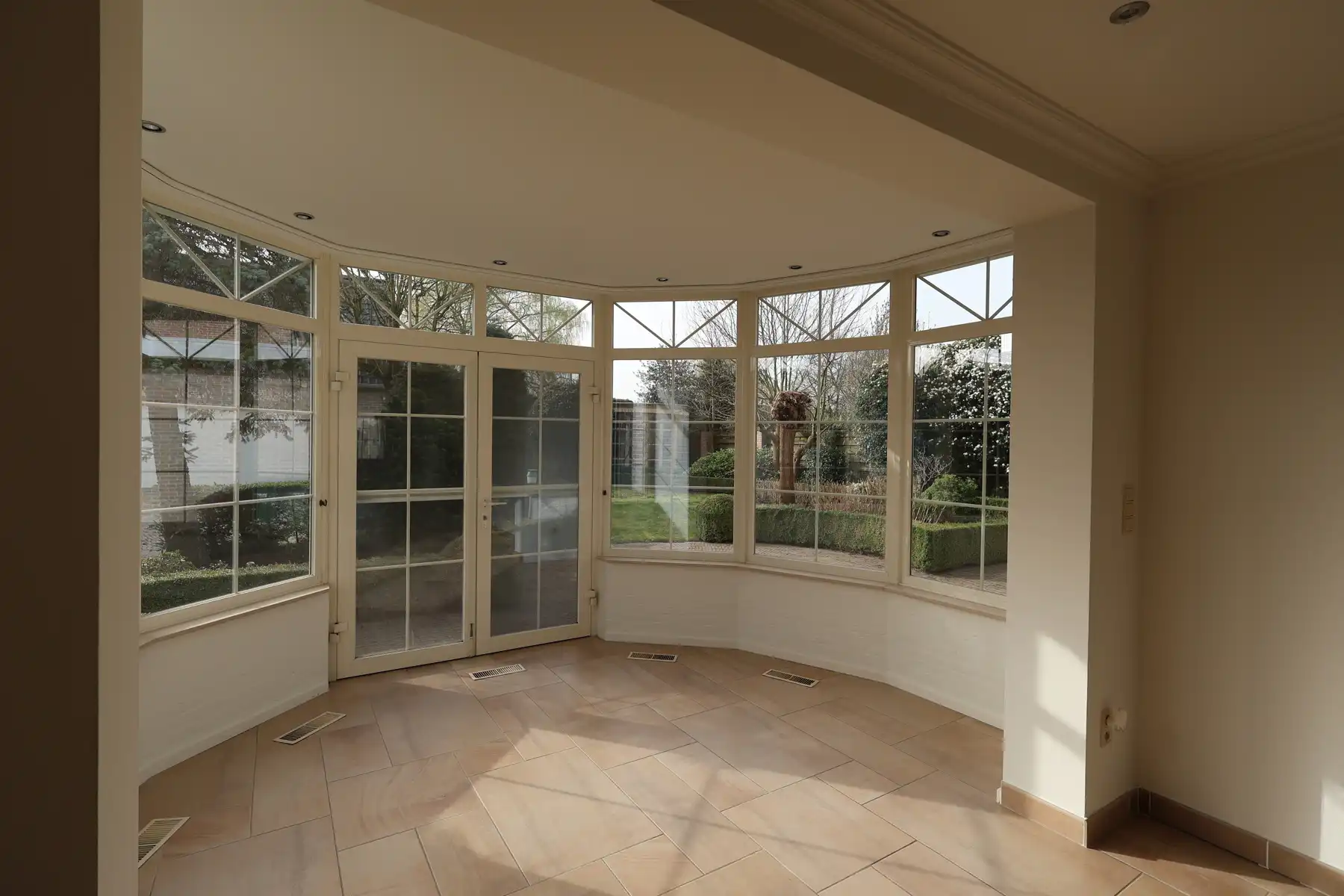 Een ruime gezinswoning met 3 slaapkamers op een perceel van 784m². foto 5