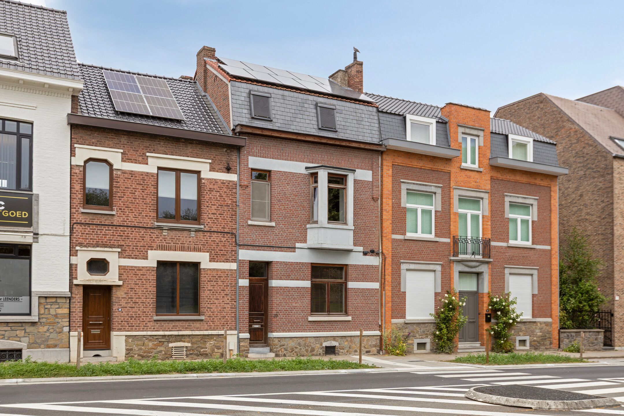 Gerenoveerde herenwoning met garage foto 2