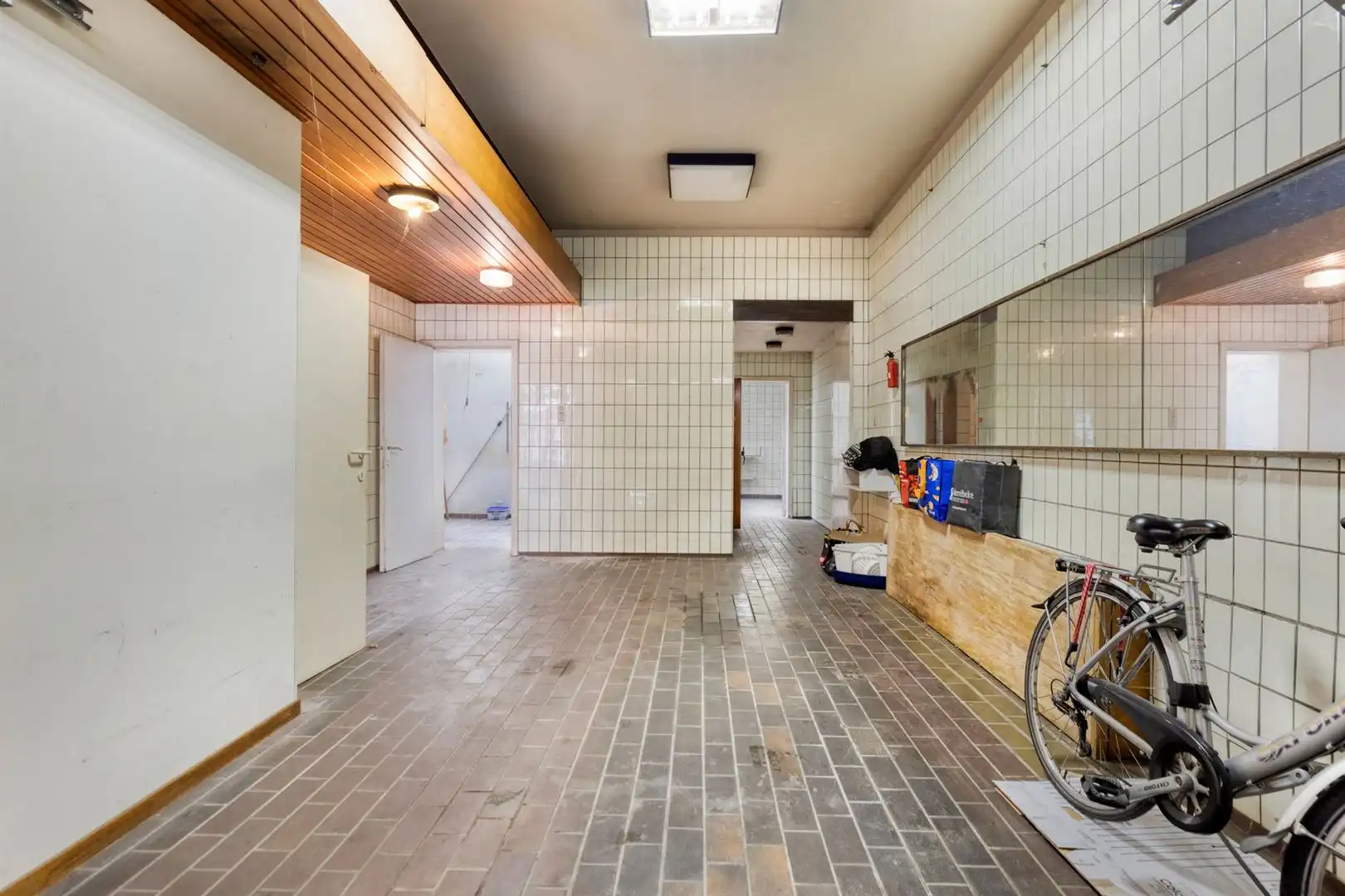 Te renoveren bel-étage met garage en 4 slaapkamers gelegen aan het station van Gent. foto 4