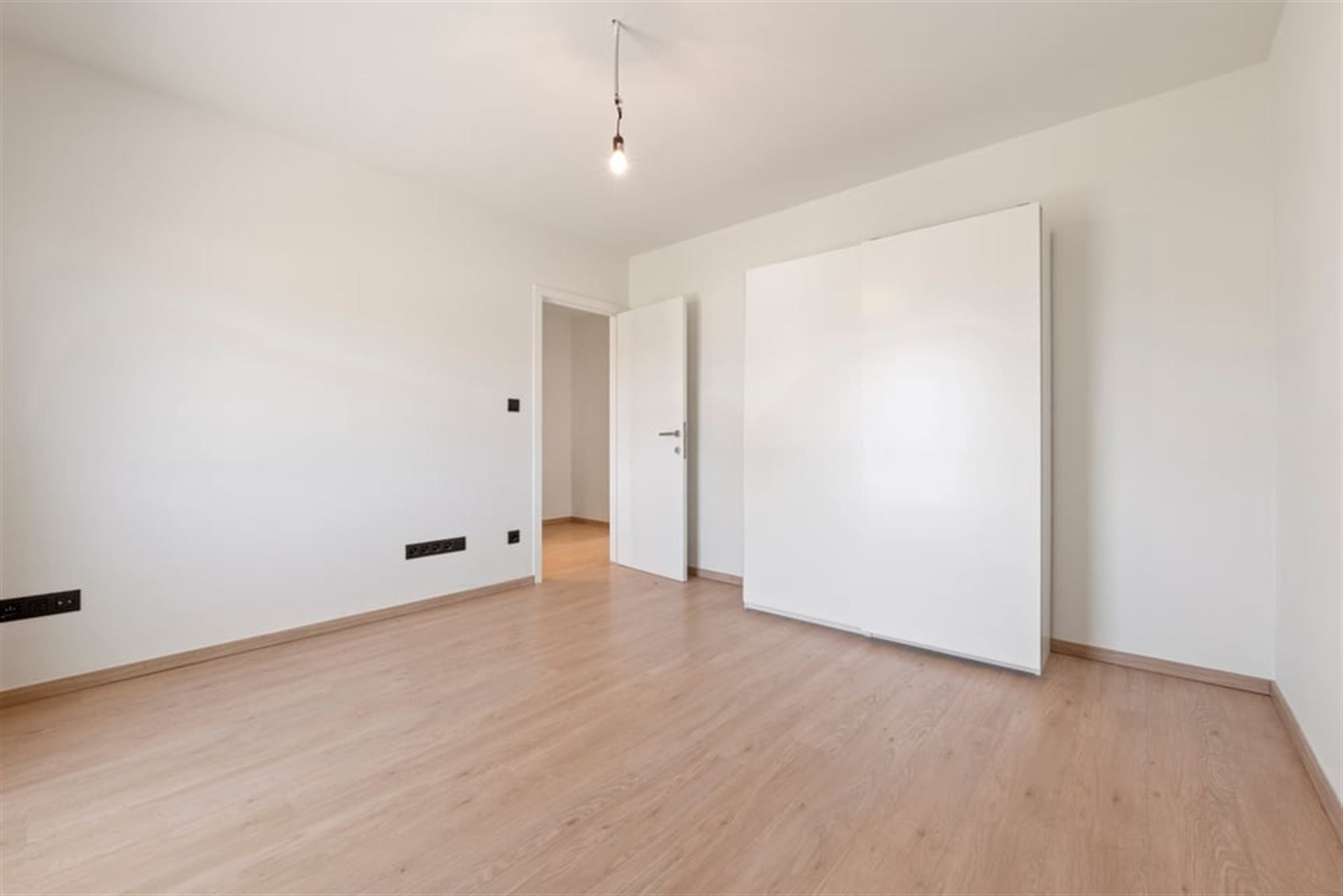 KNAPPE VOLLEDIG GERENOVEERDE WONING MET RUIME GARAGE IN SINT-TRUIDEN  foto 24