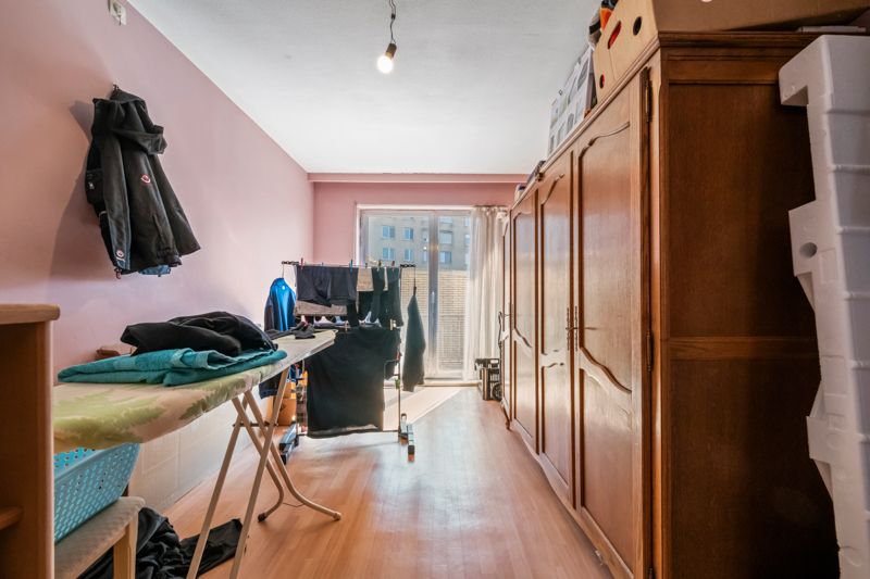 Roeselare-stadskern. Verzorgd en verhuurd TWEE-slaapkamerapprtement van 85 m2. Terras achteraan van +/- 14m2. Dichtbij scholen, winkels en de Markt, op wandelafstand. foto 10