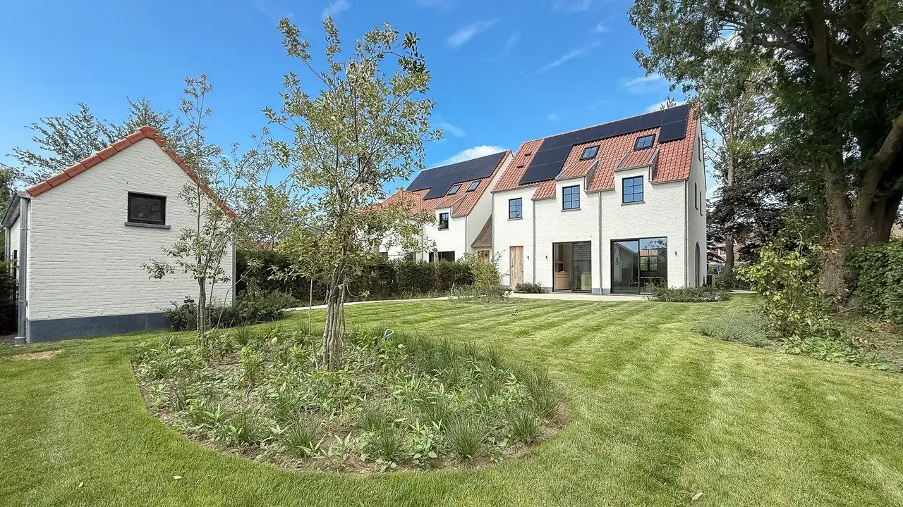 Instapklare nieuwbouwvilla met 5 slaapkamers en zuidgerichte tuin foto {{pictureIndex}}