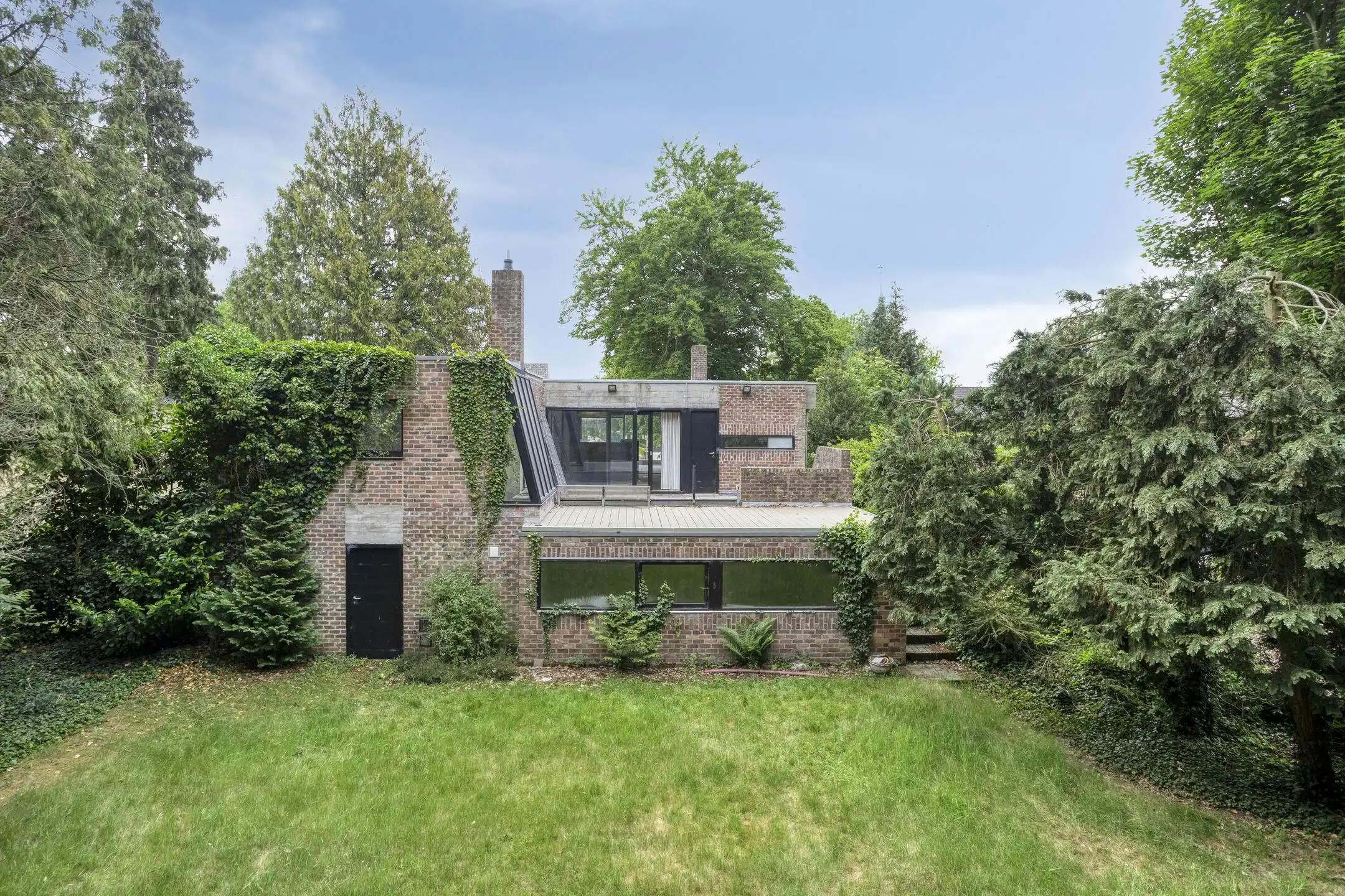 Polyvalent huis met tal van mogelijkheden te Sint-Kruis foto {{pictureIndex}}